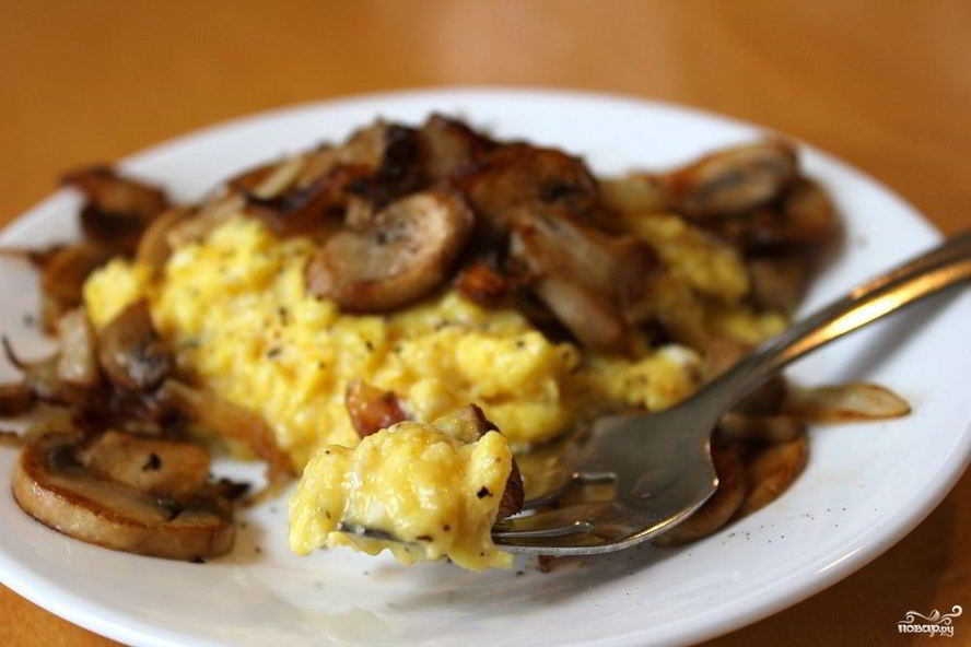 Рецепт яичницы с шампиньонами