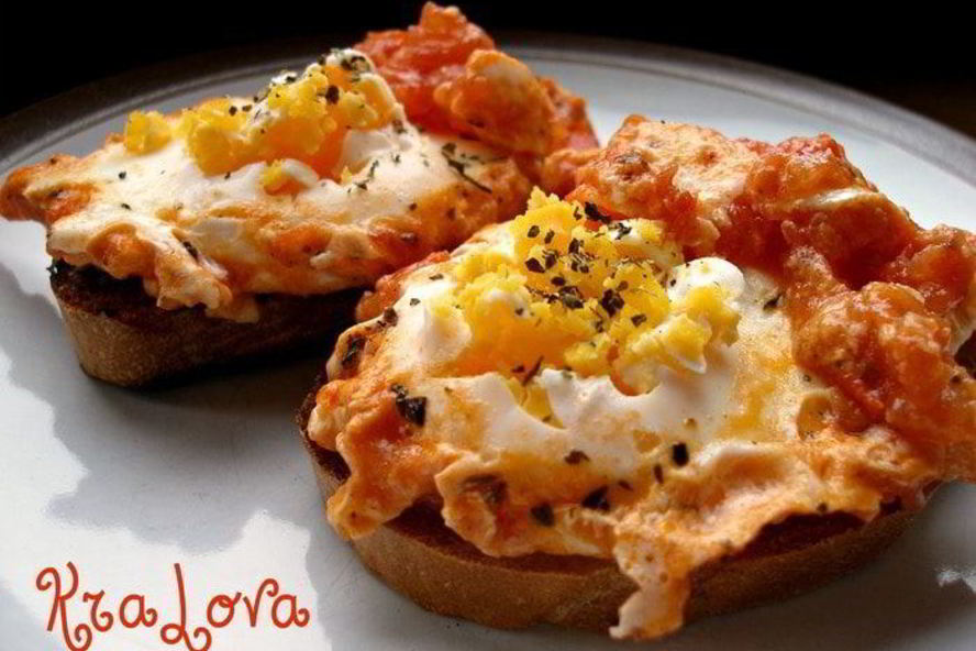 Рецепт яичницы с томатами uova al pomodoro