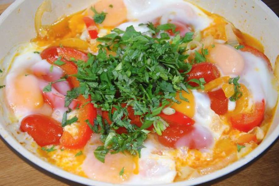 Рецепт яичницы со сладким перцем, луком и помидорами