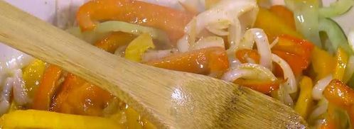 яичница со сладким перцем, луком и помидорами. Шаг 6