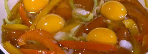 яичница со сладким перцем, луком и помидорами. Шаг 7