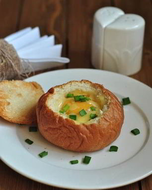 Яичница в булке с ветчиной