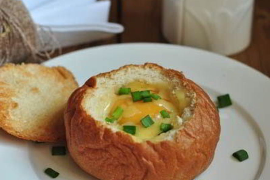 Рецепт яичницы в булке с ветчиной