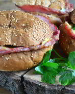 Яичница в булочке с ветчиной