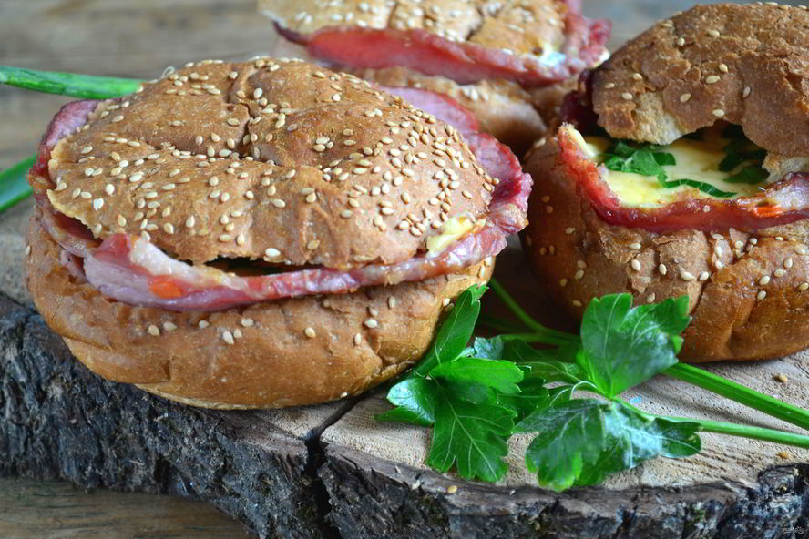 Рецепт яичницы в булочке с ветчиной