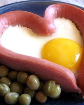 Яичница в сосиске сердечком