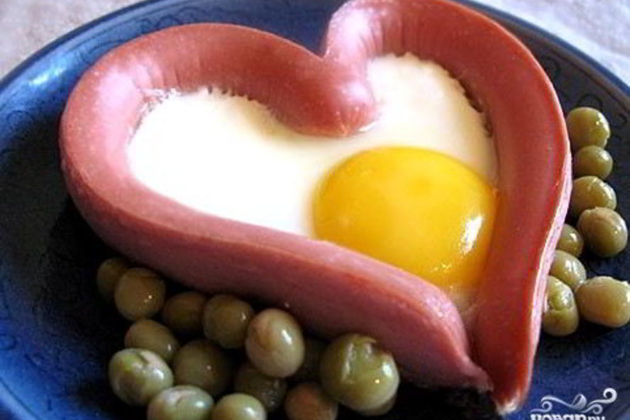 Рецепт яичницы в сосиске сердечком