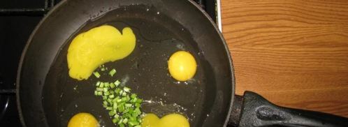 завтрак на двоих яичница сердечком. Шаг 2