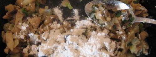 яйца с рисом, запеченные в соусе из шампиньонов. Шаг 5