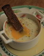 Яйца, запеченные с ветчиной, сыром и травами