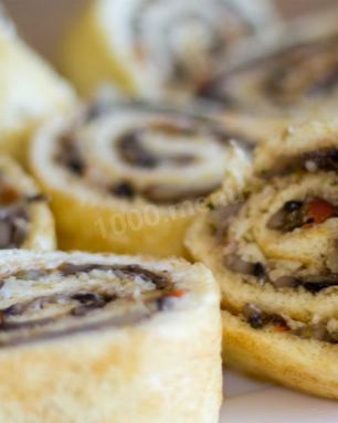 Закуска — бисквитный рулет с грибам