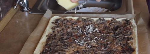 закуска — бисквитный рулет с грибам. Шаг 5