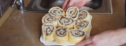 закуска — бисквитный рулет с грибам. Шаг 7