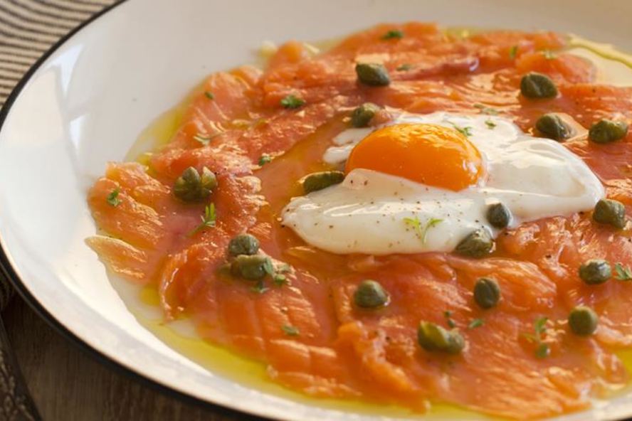 Рецепт закуски из копченого лосося с яйцом и каперсами