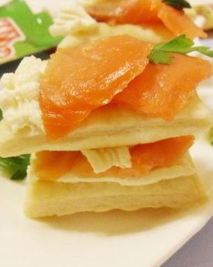 Закуска из семги и сыра