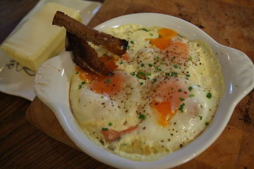 Рецепт запеченных яиц с семгой и шнитт-луком