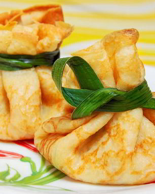 Блинные мешочки с жюльеном из красной рыбы