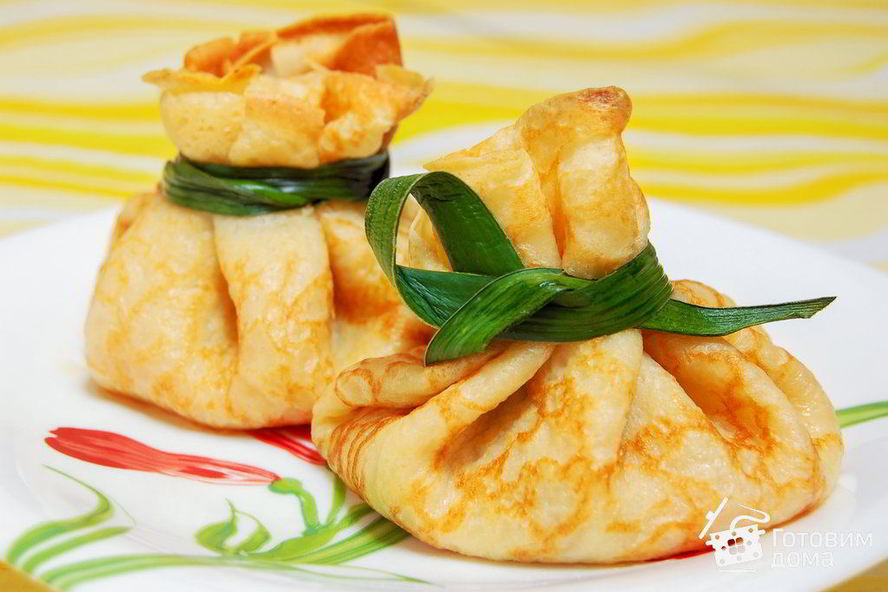 Рецепт блинных мешочков с жюльеном из красной рыбы