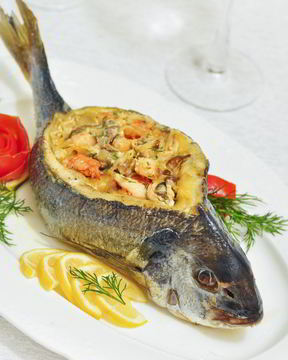 Дорадо, фаршированная жюльеном из морепродуктов