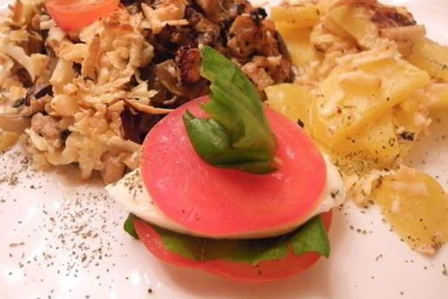 Рецепт куриного жюльена в портобелло с запеченным картофелем и капрезе