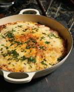 Жюльен с курицей и грибами на сковороде