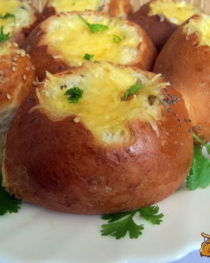 Жюльен с курицей и грибами в булочке